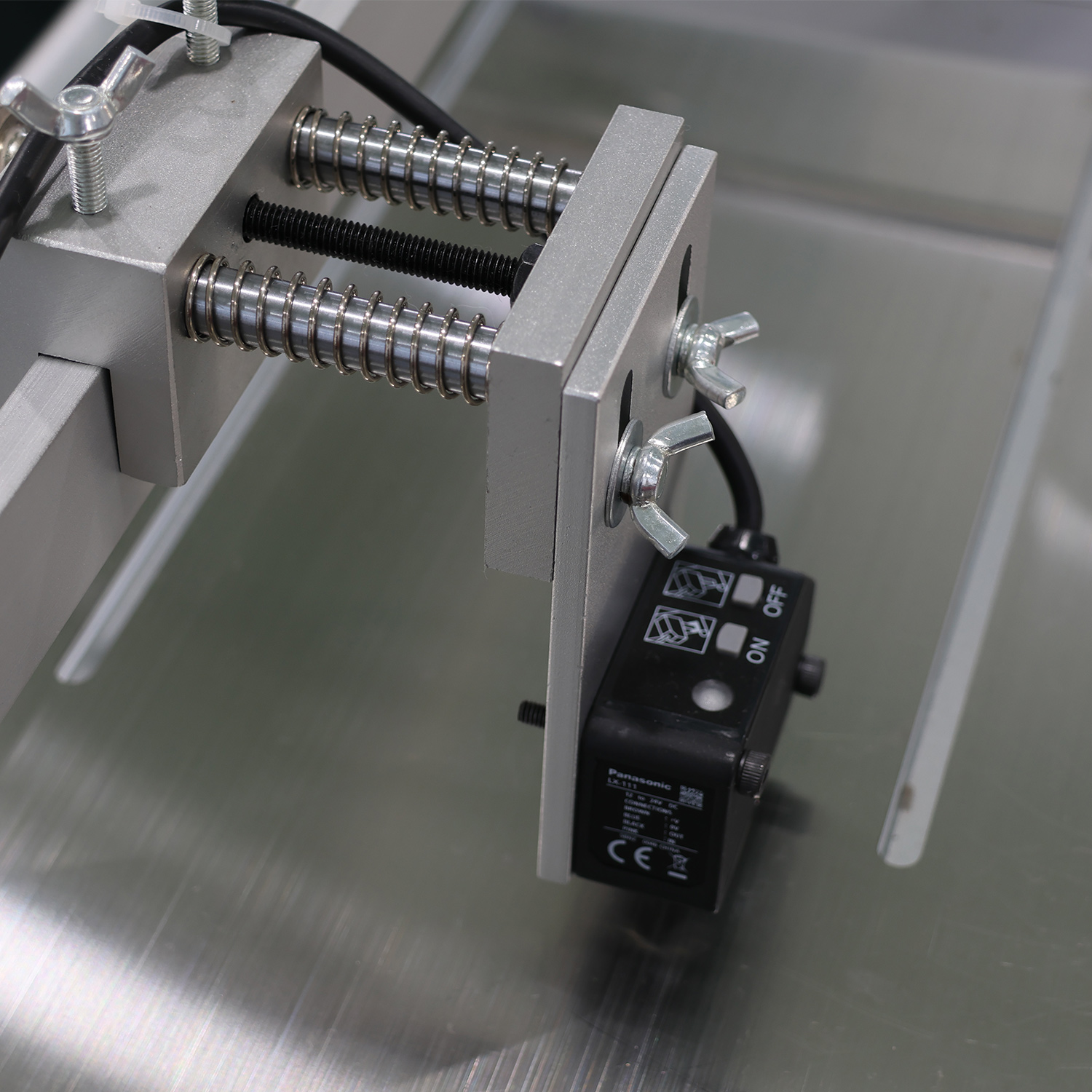 Compact Roll to Sheet Cutter for Food Wrapping Paper
