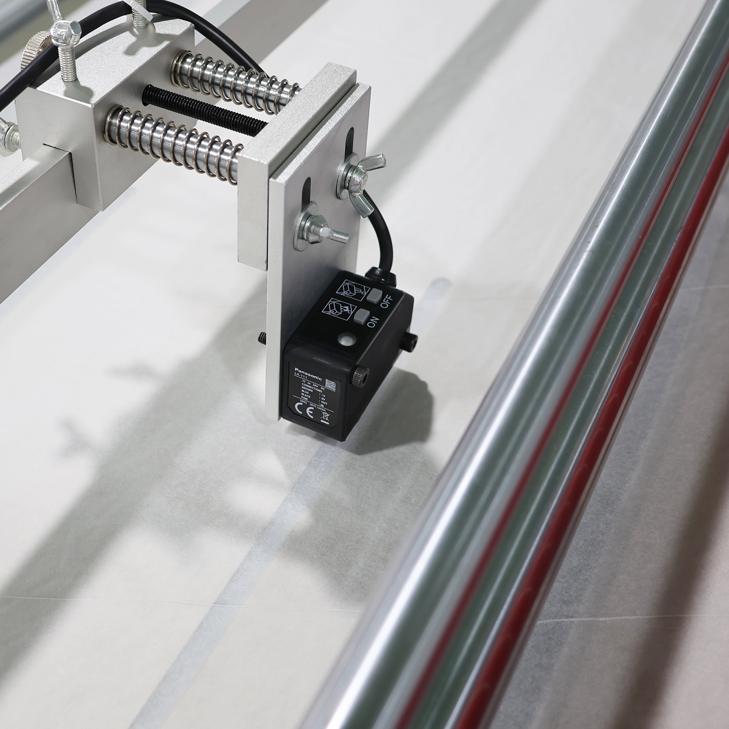 1600mm Industrial Wrapping Paper/Plastic Fillm/Non-woven Fabric Roll To Sheet Unwinding Cutting Machine
